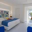 Camera da letto luminosa con letto matrimoniale e porta finestra su terrazza