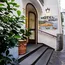 Ingresso con scale di Hotel Amalfi in una stretta via lastricata