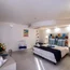 Camera d'hotel moderna con letto matrimoniale e decorazioni colorate
