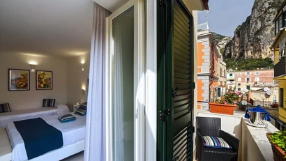 Hotel Amalfi. 3 stelle di design che brillano sulla Costiera Amalfitana.